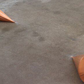 Roni Horn 
Pair Object Vis: For Two Locations in One Place
1988/2007
Solid forged and machined OFHC Copper
Unique
2 cone-shaped units: each 13'' diameter x 21'' long (33 ø x 53.4 cm long)
299 lbs each
© Roni Horn
Courtesy the artist and Hauser & Wirth


