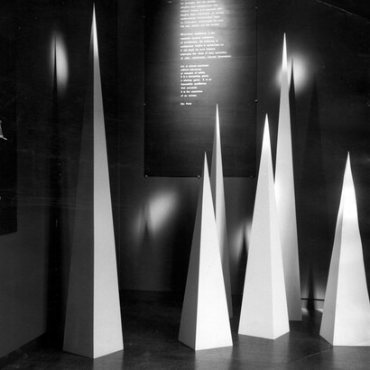 Installazione con obelischi alla mostra "espressione di Gio Ponti"all'UCLA di Los Angeles '67, @ Gio Ponti Archives