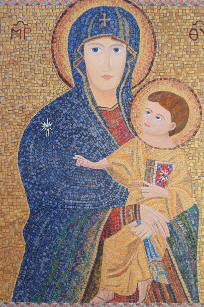 Fernando de Gorocica (1962–)"La Virgen y el Niño". Meter Theou o Madre de Dios.
Pintura al acrílico sobre lienzo. 2018. Pintada según el mosaico del hermano benedictino Radbod Commandeur (1890-1955), Iglesia de la Dormición, Jerusalén, Israel