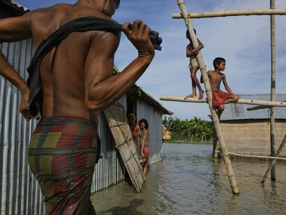 Jonas Bendiksen/National Geographic
Distretto di Gaibandha, Divisione di Rangpur, Bangladesh
Durante le piene del fiume, i bambini si arrampicano sui bambù davanti casa tenendosi
ben stretti.

