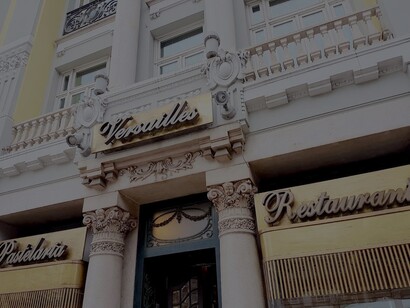 Detalhes na arquitetura do exterior da Pastelaria Versailles, em Lisboa, Portugal