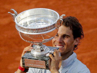 Rafa Nadal con uno de sus nueve trofeos de Roland Garros