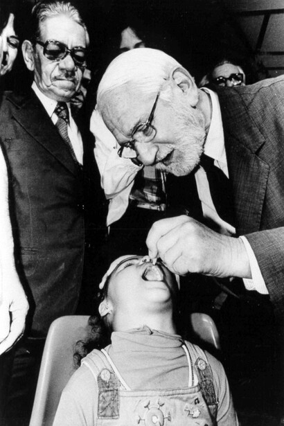 Al principio, las vacunas monovalentes de poliovirus se administraban juntas colocándolas en un terrón de azúcar. En 1964, se aprobó una sola vacuna trivalente que contenía los tres serotipos virales