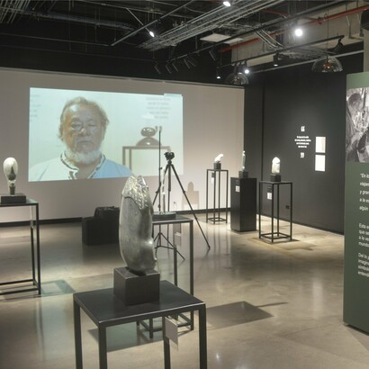 El nombre "Travesía" funciona como homenaje a "las culturas que nos precedieron en el andar sagrado por estos
territorios luminosos de altiplanicies y montañas de trópico", según el catálogo de la exposición