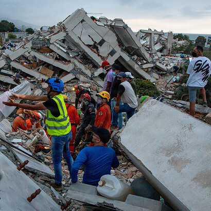 Miembros del equipo de rescate trabajan entre los escombros de La Guaira, Venezuela, junio de 2026