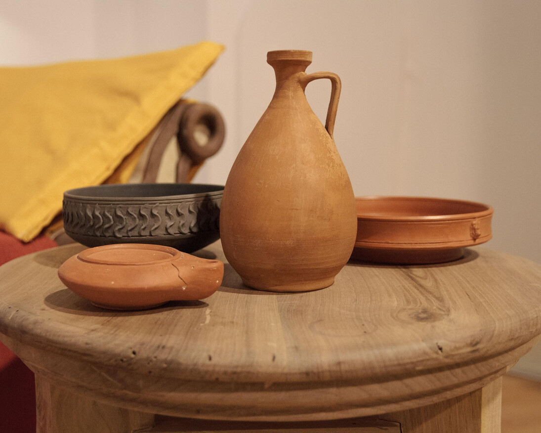 Ceramiche da mensa romane, riproduzioni da archeologia sperimentale. 
