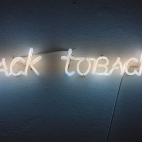 Maurizio Nannucci, Back to back, 1990, 
Neon light and electrical transformator, 46x8x2 cm. 