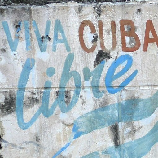 Mural en la Habana, Cuba, con la imagen de la bandera cubana y la frase "Viva Cuba libre"