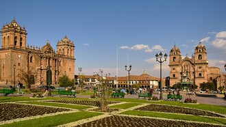 El city tour por Cusco combina historia, cultura y diversión, ofreciendo una experiencia única para explorar la ciudad desde diferentes perspectivas. Plaza de Armas, Cusco, Perú