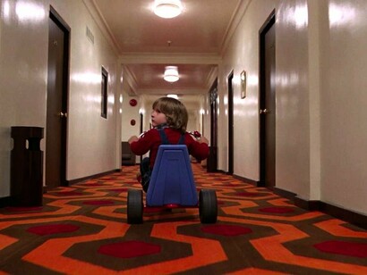 O personagem de Danny é também um ponto-chave no desenvolvimento do tema da “visão além”, que no caso de Danny se traduz em uma capacidade de enxergar o passado, o presente e o futuro. Isso é simbolizado na famosa cena em que ele passeia pelo hotel e encontra as gêmeas fantasmagóricas, que o convidam a “brincar com elas... para sempre”. O uso das gêmeas, com sua presença inquietante e frases repetitivas, é um exemplo clássico da construção de uma atmosfera de terror psicológico que fica marcada na memória do espectador