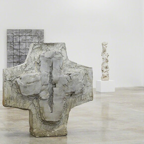 Sculpture 1958-1964, Exhibition view. Courtesy of Kayne Griffin Corcoran