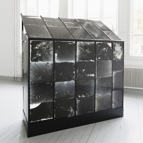 
Johan  Österholm, Structure for Moon Plates & Moon Shards, 2015. Costruzione in legno dipinta di nero (circa cm 200x200x70), vetri da serra recuperati, emulsioni alla gelatina d’argento, luce della luna piena
