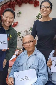 Louis avec l’artiste peintre Wei Liu et son agent Kim Chi Pho. "Il y a une certaine conception de la vie d’artiste, outre le fait que je ne suis pas content de mon hérédité et que je n’ai pas voulu la transmettre"