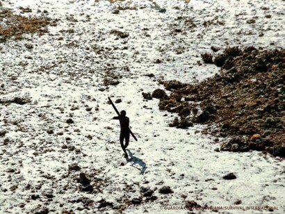 Quando lo tsunami flagellò l'Oceano Indiano, nel 2004, si dice che i Sentinelesi si rifugiarono sulle alture non appena videro le acque del mare ritirarsi, seguendo i dettami di una conoscenza ancestrale. Fotografia © Guardia costiera indiana/Survival International