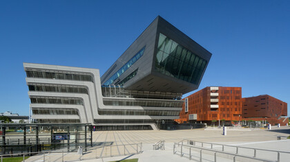 Universidade de Economia e Negócios de Viena, na Áustria. O nome "Escola Austríaca" é uma designação que remonta à cidade de Viena, onde um grupo de economistas começou a desenvolver suas teorias no final do século XIX. A história dessa escola começa com o trabalho de Carl Menger, o fundador da Escola Austríaca. Em 1871, Menger publicou sua obra seminal Princípios de Economia, que reformulou a teoria do valor e trouxe uma perspectiva radicalmente nova para a análise econômica