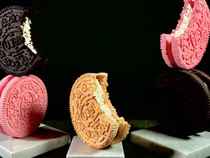 Roberto Bernardi is a photorealist painter who reveals the beauty of everyday life by masterfully depicting reflections and transparencies in his still lifes. His work often features objects such as plates, glasses, kitchen appliances, dishwashers, refrigerators, and, in more recent years, lollipops and candies