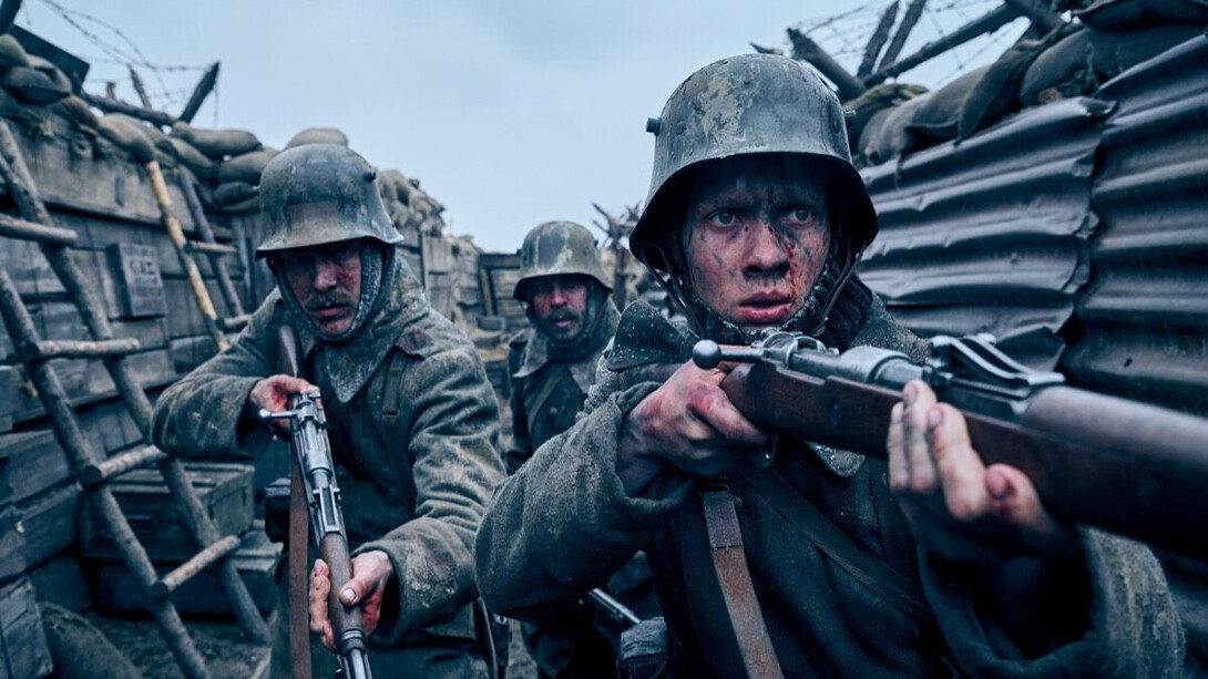 Albrecht Schuch y Felix Kammerer interpretan a dos soldados alemanes en la película 'Sin novedad en el frente' (2022)