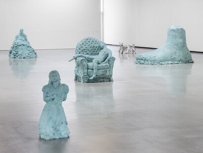 Urs Fischer, Yes and LA dust, exhibition view. Courtesy of Jeffrey Deitch