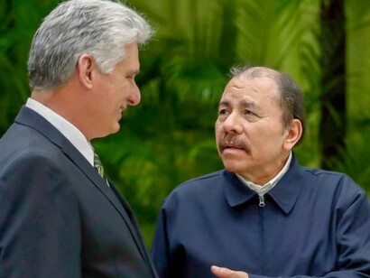 Daniel Ortega (derecha)