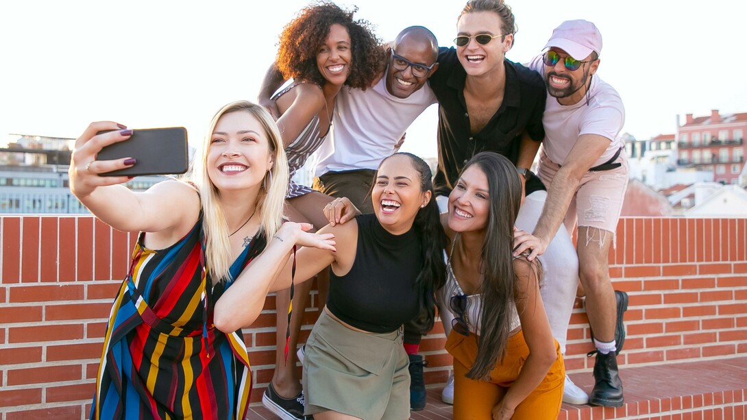 Grupo de amigos tira selfie 