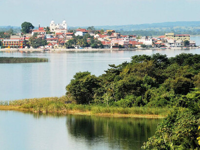 Lago de Itzá en el departamento de Petén, Guatemala
