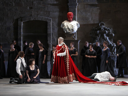 „La clemenza di Tito”: Mezzosopran Sarah Connoly (Sextus), Sopran Carmen Giannattasio (Vitellia) und Gregory Kunde (Titus) unter der Regie von David McVicar (Aix-en-Provence, 2011)