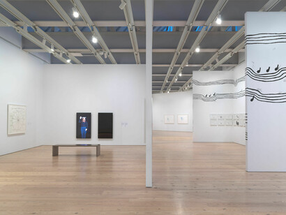 Christine Sun Kim, Todo el día, toda la noche, vista de exhibición. Cortesía del Whitney Museum of American Art