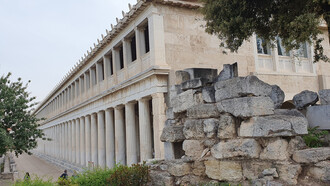 Fundada por Zenón de Citio alrededor del 300 a. de C., en los pórticos de Atenas, el estoicismo fue una de las escuelas filosóficas dominantes de este periodo. En la foto, la Estoa de Átalo, pórtico helenístico ubicado en la zona oriental del ágora de Atenas
