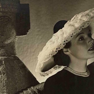 Man Ray, La actriz Teresa Wright con un Chac Mool, hacia 1944. Cortesía del J. Paul Getty Museum