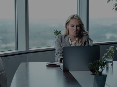 Mãe executiva concentrada no trabalho