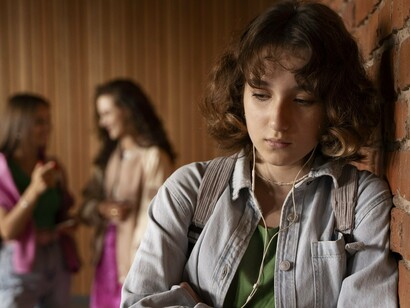 O mal não precisa de muito para florescer — basta que a maioria permaneça desconectada, indiferente, imersa em suas próprias inseguranças e instabilidades

