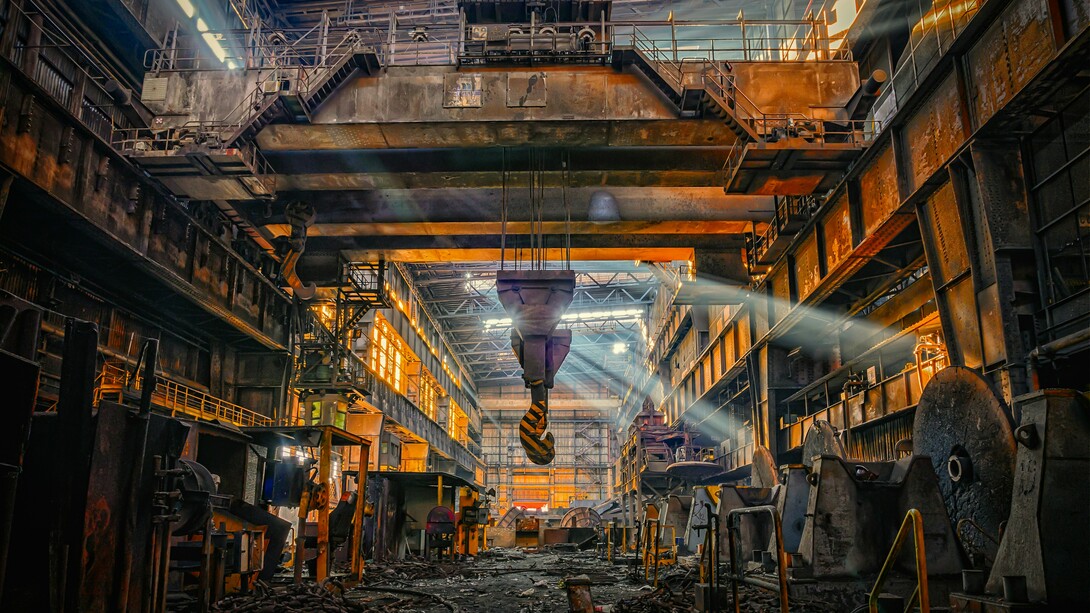 Este momento não é apenas económico. É estrutural, cultural e profundamente simbólico. A indústria enfrenta, talvez pela primeira vez em décadas, uma crise que não pode ser resolvida apenas com ajustes técnicos ou estratégias de curto prazo. O que está em causa é a própria lógica que sustentou o seu funcionamento