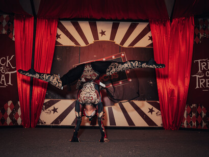 Un'acrobata si esibisce su un palco in un circo