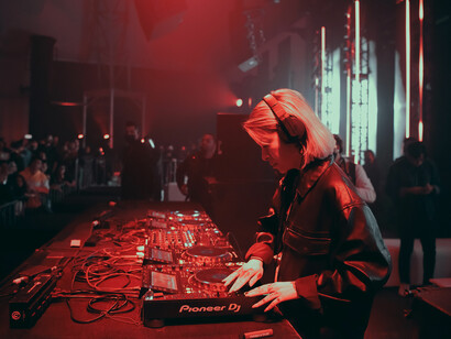 DJ trabajando. La música en la Noche de la Nostalgia abarca desde rock hasta cumbia