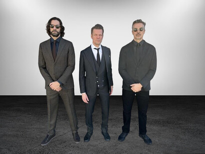 O ator e personagem no jogo Alan Wake, Ilkka Villi (esquerda), o diretor Sam Lake e também personagem (centro) e o dublador Matthew Porretta (direita) em premiação