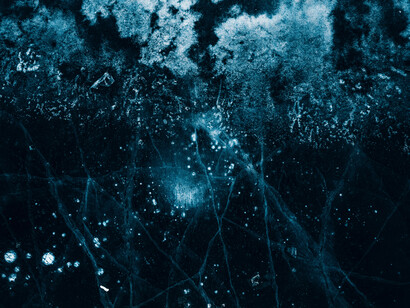 Sous ces fractures lumineuses, les frontières se dissolvent et révèlent qu’au-delà de la multiplicité, il n’existe qu’une seule réalité