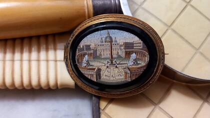 Spilla con micromosaico della basilica di san Pietro 