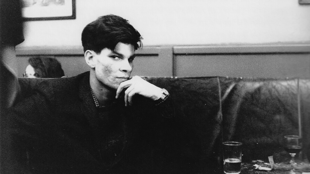 Robert Smithson in the Cedar Tavern, New York, April 1960.
Photo Credit: Fred W. McDarrah 
© Holt/Smithson Foundation / Licensed by Artists Rights Society, New York 
Courtesy Holt/Smithson Foundation and Marian Goodman Gallery