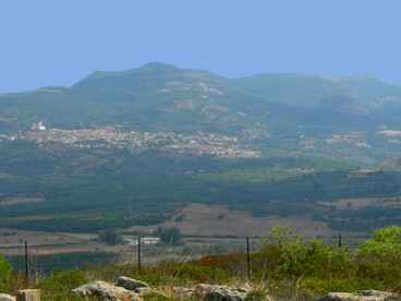 Nei piccoli paesi dell'interno si conservano ancora usanze e tradizioni molto antiche. In foto Cuglieri, Sardegna, Italia