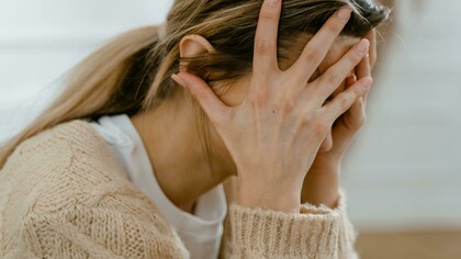 O problema é que eu sou uma pessoa altamente curiosa e eu quero fazer de tudo: quero viajar o mundo, comprar meu apartamento, construir uma casa, aprender a tocar piano, trocar de carro, aprender a dirigir moto, aprender a falar italiano, espanhol e russo, saltar de paraquedas e *bungee jump*, conhecer todos os museus, andar de bicicleta na chuva, aprender tarot, escrever, nadar no mar à noite, fazer voluntariado, crescer na carreira, fazer yoga, ler todos os clássicos, assistir aos melhores filmes já feitos, estudar história da arte, praticar exercício físico todos os dias, fazer intercâmbio, casar, ir a festas, ver a Aurora Boreal, a Muralha da China, a Torre Eiffel… a lista é interminável! 