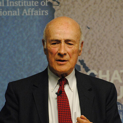 Robert Keohane und Joseph Nye haben gezeigt, dass Macht nicht nur militärisch wirkt, sondern auch über wirtschaftliche Verflechtung, Institutionen, Reputation, Normen und Soft Power. Bild: Professor Joseph Nye, University, Harvard Kennedy School of Government. Aufnahme im Chatham House, 2015