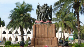Paul Moreau-Vauthier (1871-1936), Monument aux héros de l'Armée noire, 1924, place de la Liberté, Bamako (Mali). Réplique du monument original érigé en 1924 à Reims détruit en 1940 puis rebâti en 2013