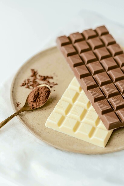 A produção industrial começou no século XVIII, marcando a ascensão do chocolate como um alimento popular