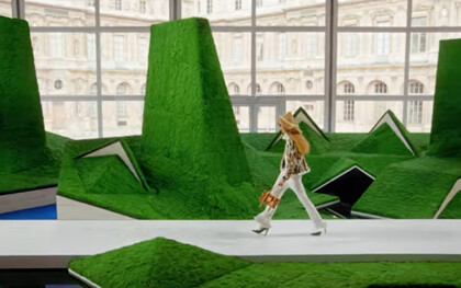 La collezione F/W 2026 di Louis Vuitton sfila nella magnifica cornice del Louvre. Parigi, Francia. Qui un frame dal video della sfilata fatto da Fashion Channel