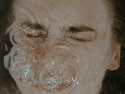 A velocidade das redes também muda o ritmo interno. Vídeos rápidos, estímulos constantes, conteúdos que acabam em segundos. O cérebro se acostuma a essa velocidade artificial, e depois não consegue desacelerar para a vida real. A vida real exige presença, exige silêncio, exige continuidade. E o silêncio hoje parece agressivo para quem vive condicionado ao barulho

