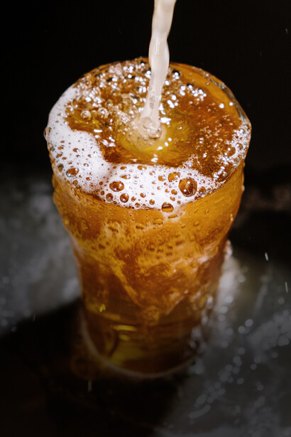 Bicchiere di birra sul bancone di un pub