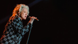 Cyndi Lauper no Rock in Rio 2024 reviveu a essência dos anos 80 com um show cheio de nostalgia. Uma apresentação marcante que mistura música, história e legado, destacando hinos como Girls Just Want to Have Fun e True Colors. Foto de Vans Bumbeers