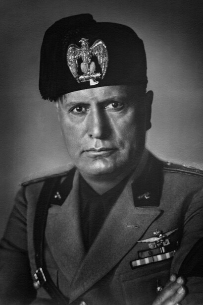 Benito Mussolini dirigía la Italia fascista, país aliado de Alemania en el conflicto mundial mencionado en el texto histórico