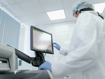 Investigador revisa los resultados de un análisis en una pantalla. La ciencia es impulsada por instituciones académicas e inyección económica del Estado