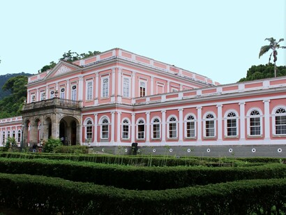 Museu Imperial - Palácio do Imperador (residência de verão da família Imperial) em Petrópolis, Rio de Janeiro, Brasil. A educação histórica e a formação ao longo da história desempenham um papel fundamental no desenvolvimento da juventude, não apenas individualmente, mas também na construção de uma sociedade mais justa